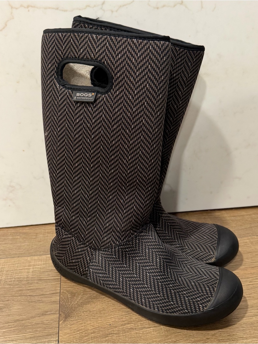 Bogs Black and Gray Herringbone Waterproof Pull-On Boots, size 8